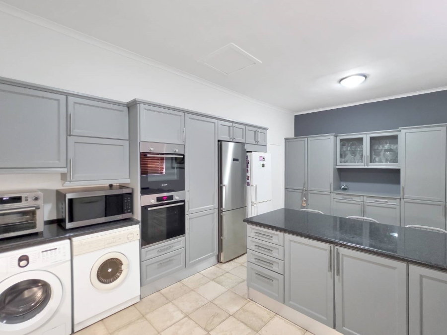 4 Bedroom Property for Sale in Fresnaye Western Cape